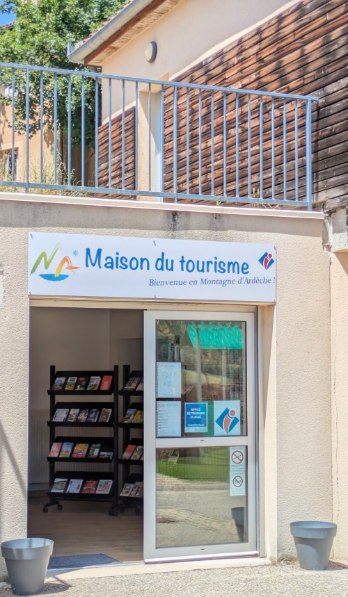 Entrée de la Maison du Tourisme de Saint-Etienne-de-Lugdarès en Montagne d'Ardèche