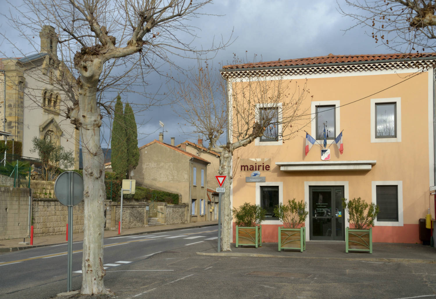Mairie et église au centre de Flaviac en Ardèche