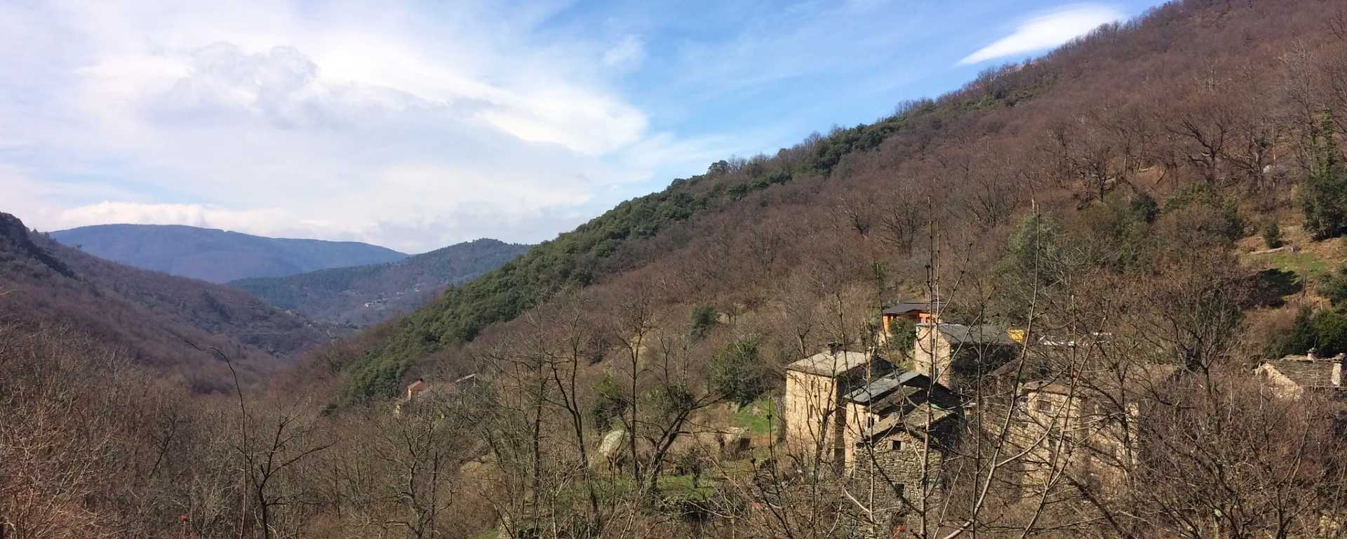 Vue sur un hameau en pleine nature dans une vallée du département de l'Ardèche