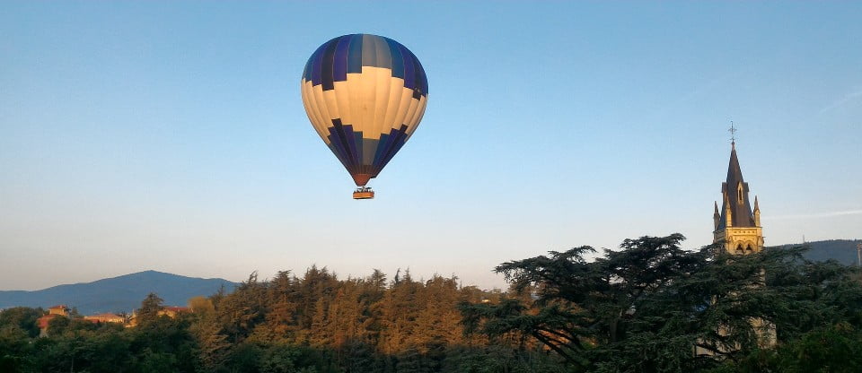 Montgolfière au dessus de l'église de Vidalon et de la vallée de la Deûme