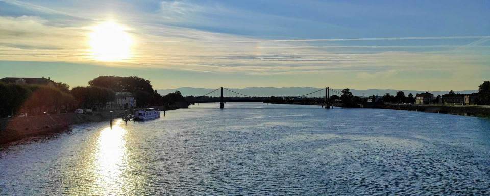Vue sur le pont routier du Rhône, entre Drôme et Ardèche à Arche Agglo / Photo Voyage en Douce