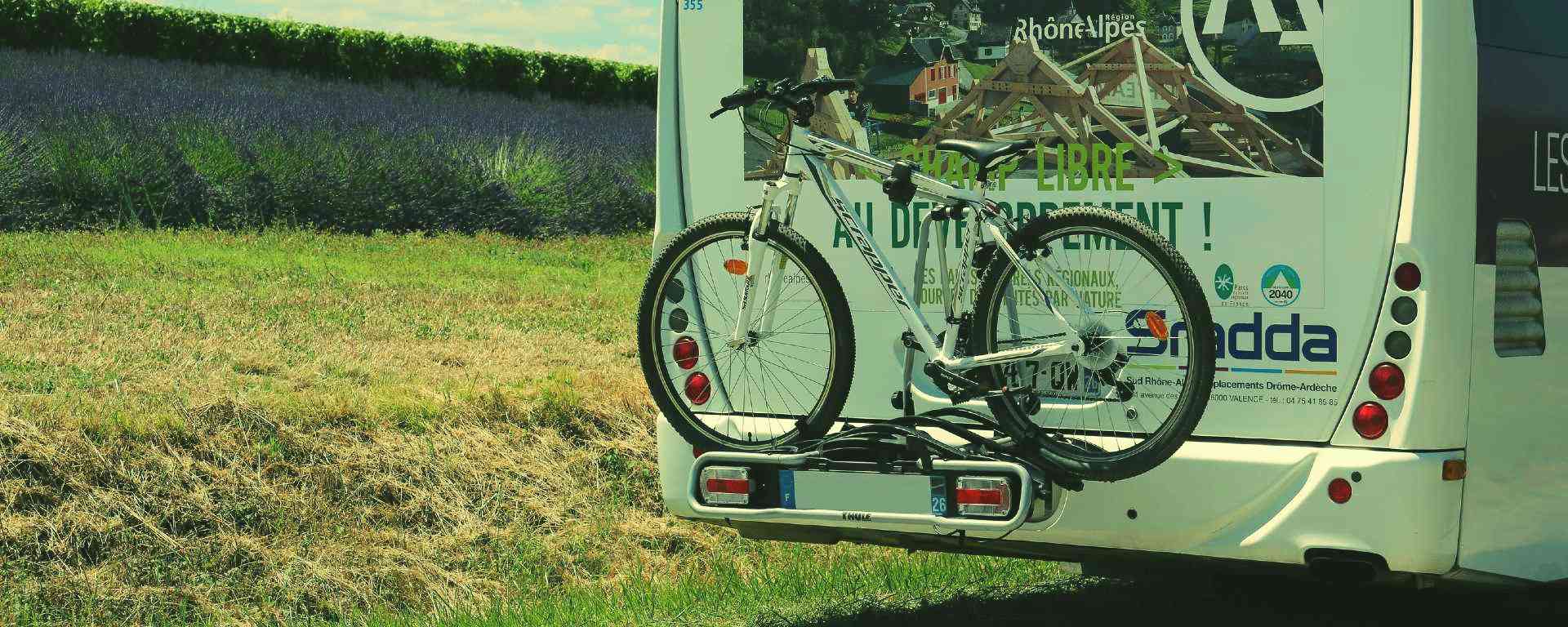 Bus en Ardèche avec un porte-vélo dans les vallées du département pour vos circuits cyclistes