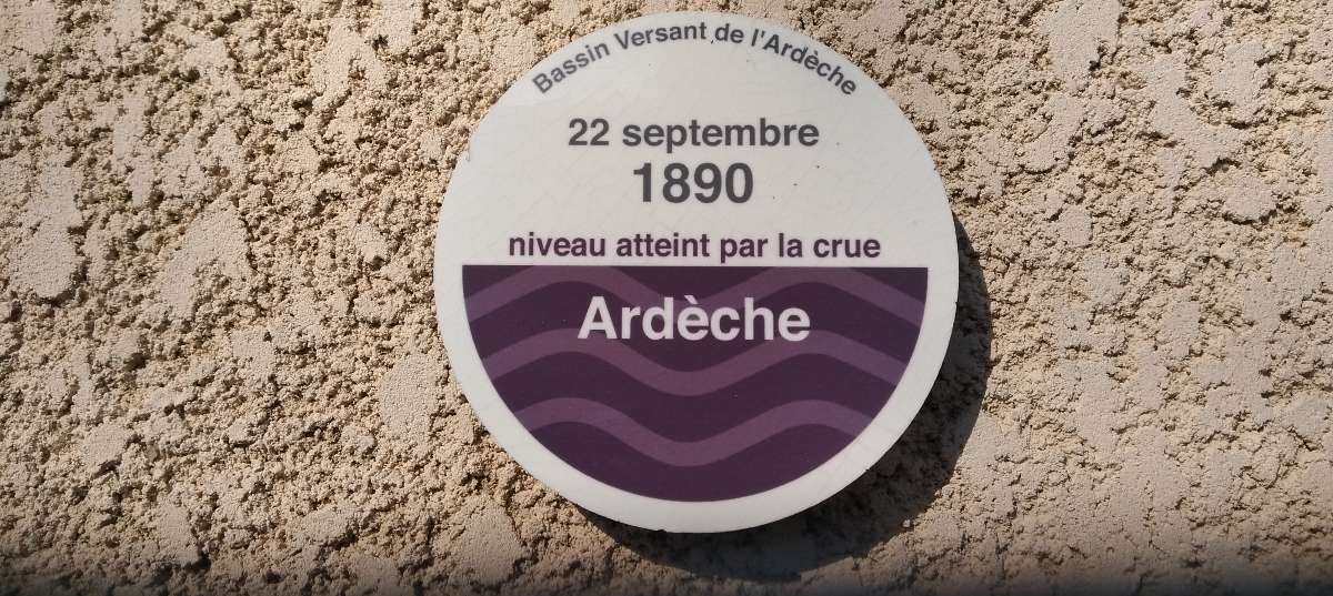 Marquage du niveau de la crue de 1890 sur la rivière Ardèche