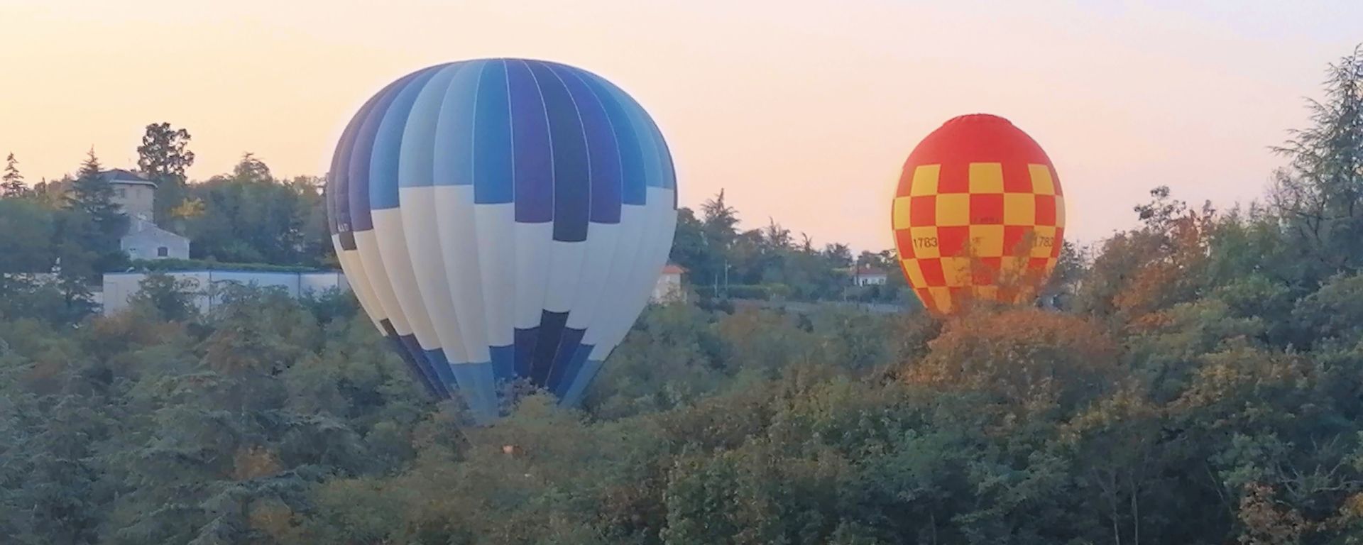 2 montgolfières qui s'envolent dans la vallée de la Deûme à Annonay en Ardèche (07100)