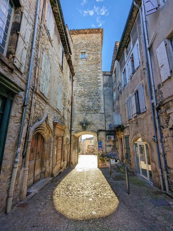 Ancienne porte de la ville fortifiée d'Aubenas en Ardèche / Photo Ardèche en Douce