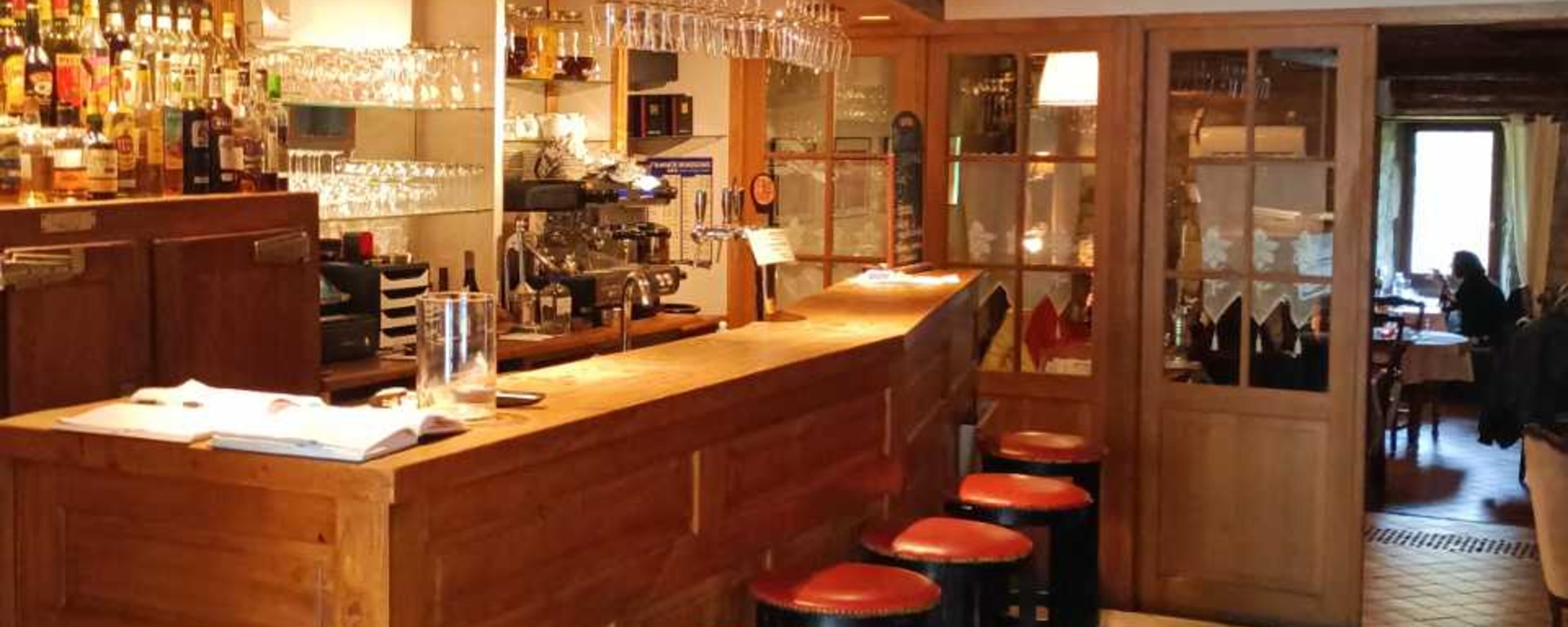 Vue sur le bar en bois de l'auberge de Montpezat-sous-Bauzon en Ardèche