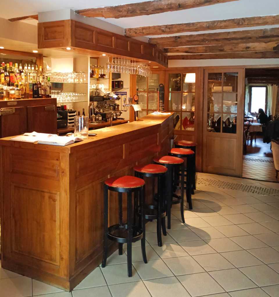 L'entrée et le bar de l’auberge de Montpezat-sous-Bauzon en Ardèche