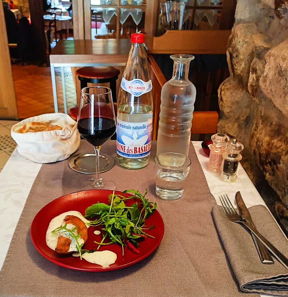 Raviole à la farine de châtaigne, mesclun, émulsion aillée : une entrée du menu de l'auberge