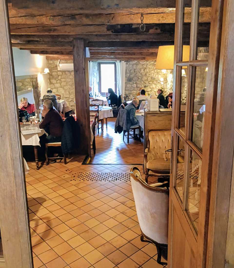 Auberge de Montpezat-sous-Bauzon : la salle du restaurant dans le village de l'Ardèche