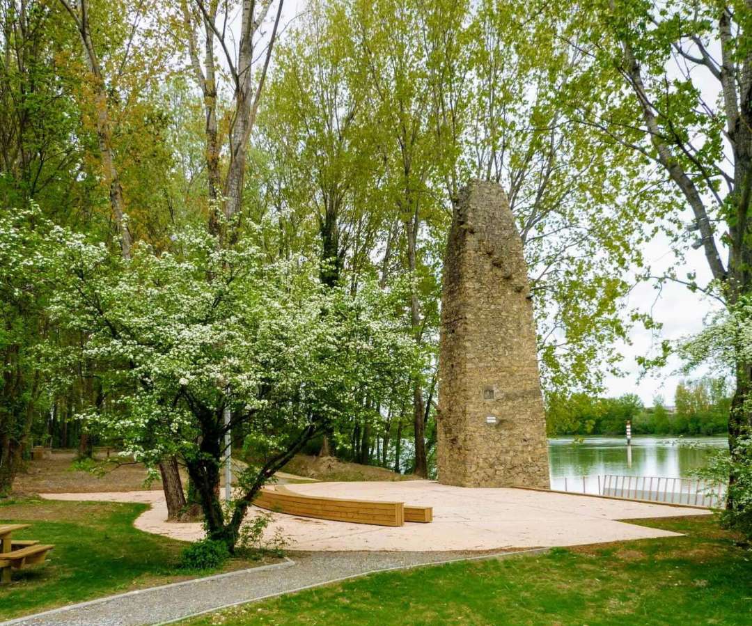 Pilier du bac à traille de Champagne sur le Rhône en Ardèche / Photo Wikimédia