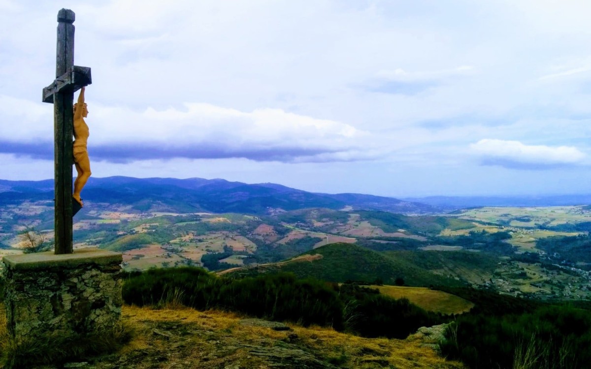 La croix avec Jésus sur fond de montagne entre Pilat et Vivarais