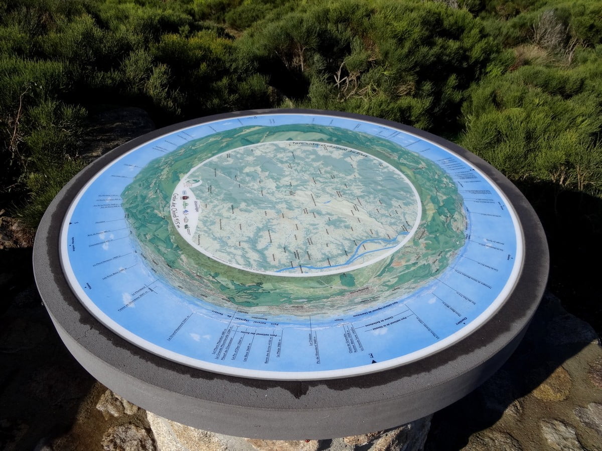 La table d'orientation au sommet de Chirol en Ardèche nord