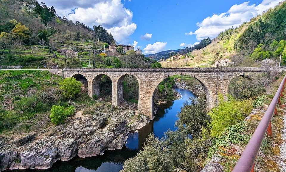Pont routier sur la rivière, vallée de l'Eyrieux en Ardèche