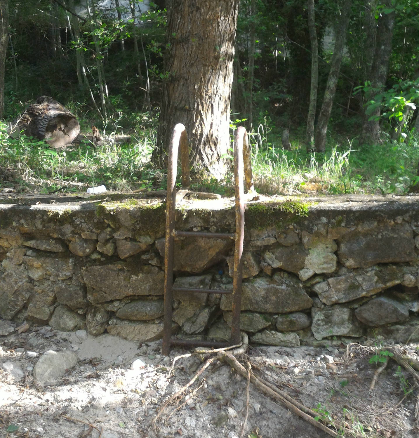 Ancienne échelle pour se rendre dans le bassin de la rivière Cance