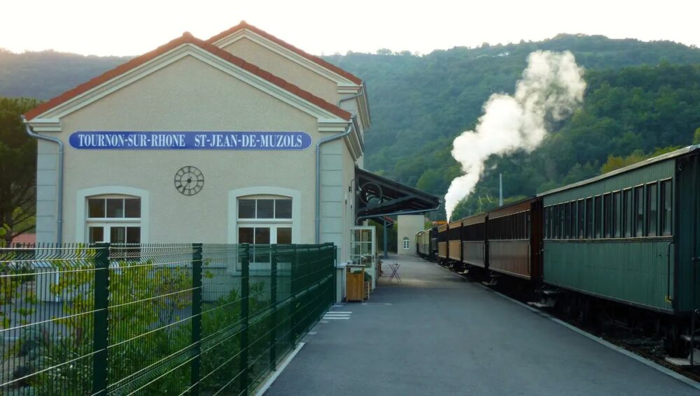 La gare de Tournon-sur-Rhône et Saint-Jean-de-Muzols  et le train du Mastrou / photo Stéphane Milhomme France Bleu Drôme-Ardèche