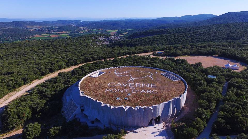 Vue sur la grotte Chauvet 2 réplique de La caverne pont d'Arc