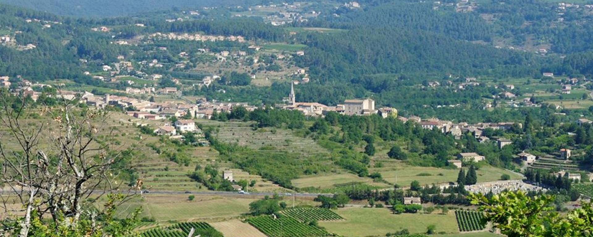 Vue sur le village de Joyeuse en Ardèche sud