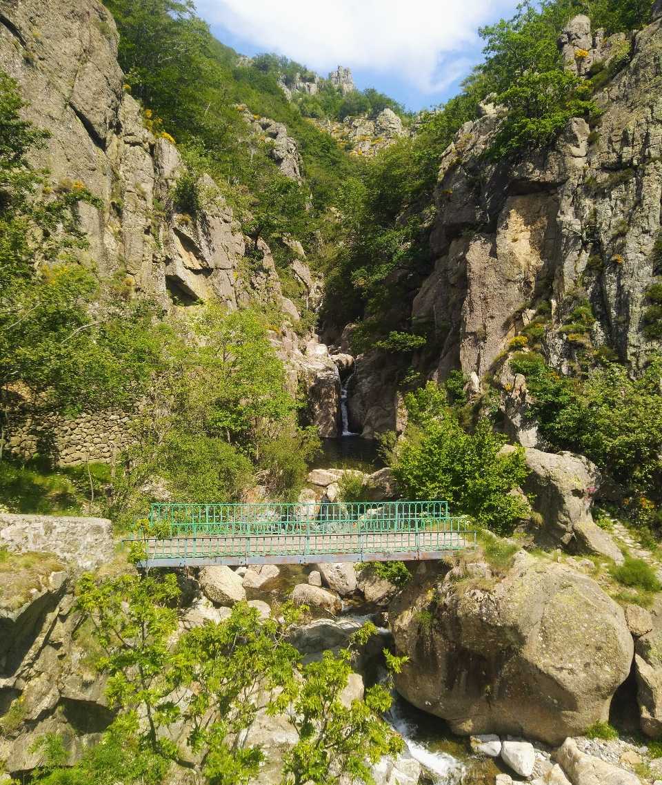 Affluent et pont piéton de la vallée de la Bourges