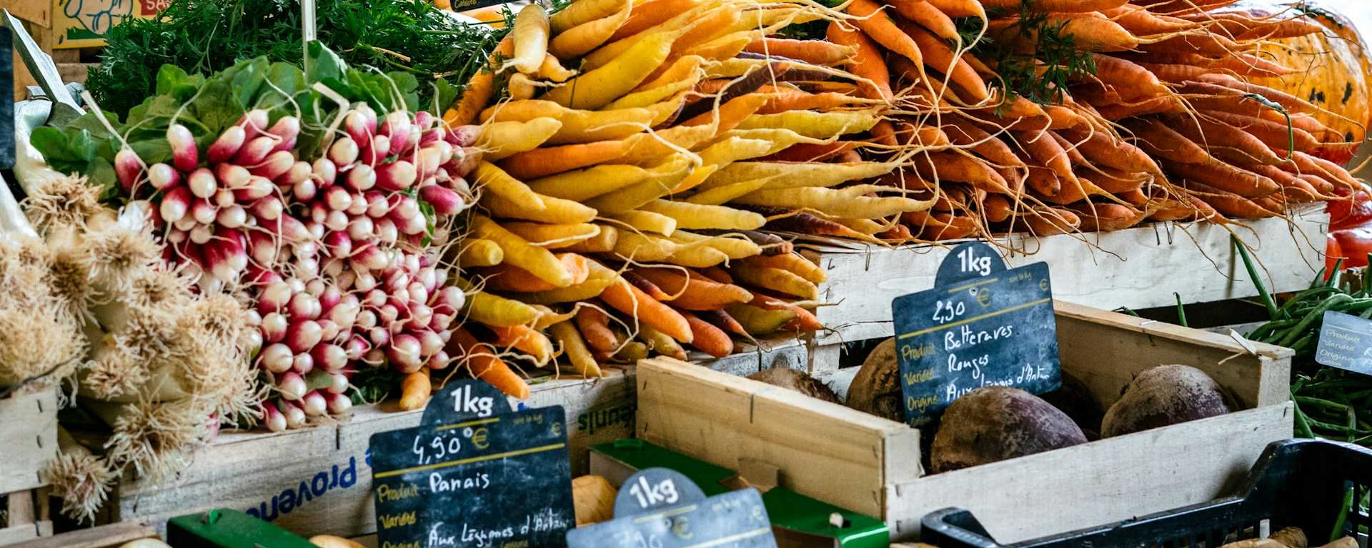 Marchés et foires, fruits et légumes sur une étale d'un marchand