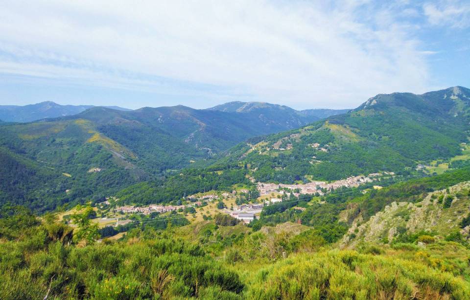 Vue sur le village de Montpezat, la vallée de la Fontaulière et la Montée du Pal