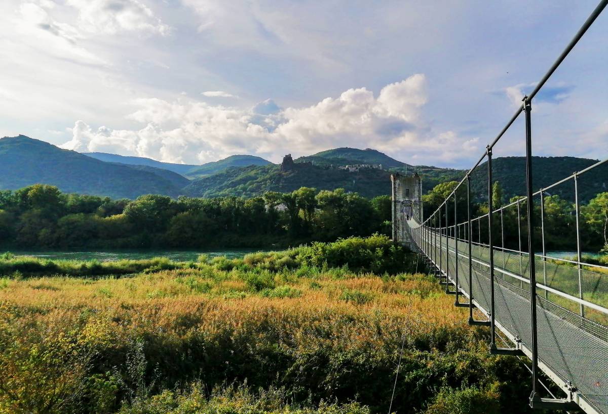 La passerelle, le château et les monts du Vivarais