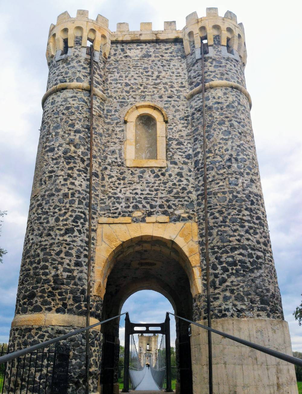 Vue sur l'entrée de la passerelle de Rochemaure