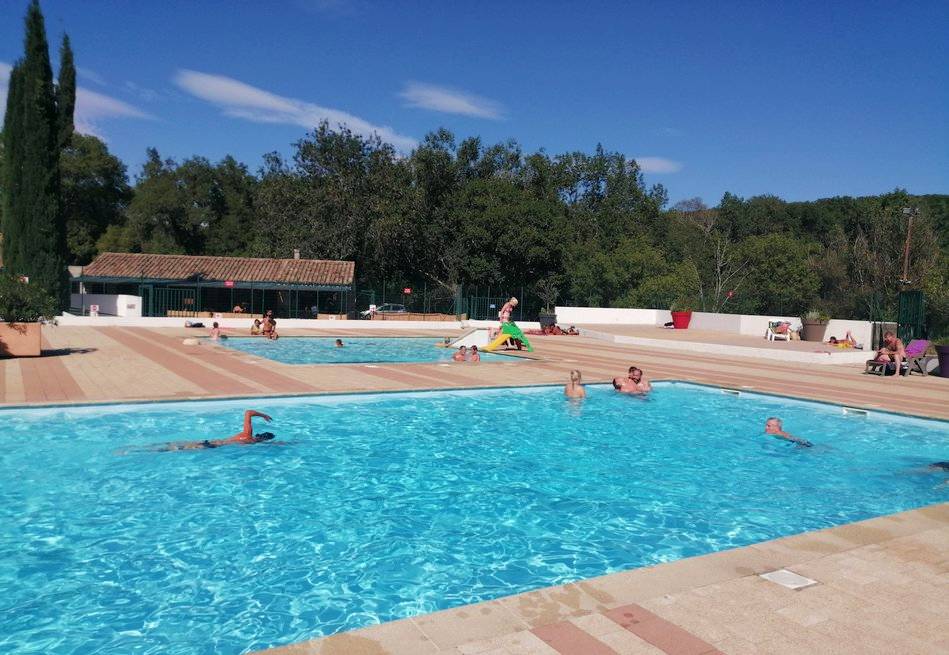 Vue sur les bassins de la piscine d'Alba la Romaine en Ardèche