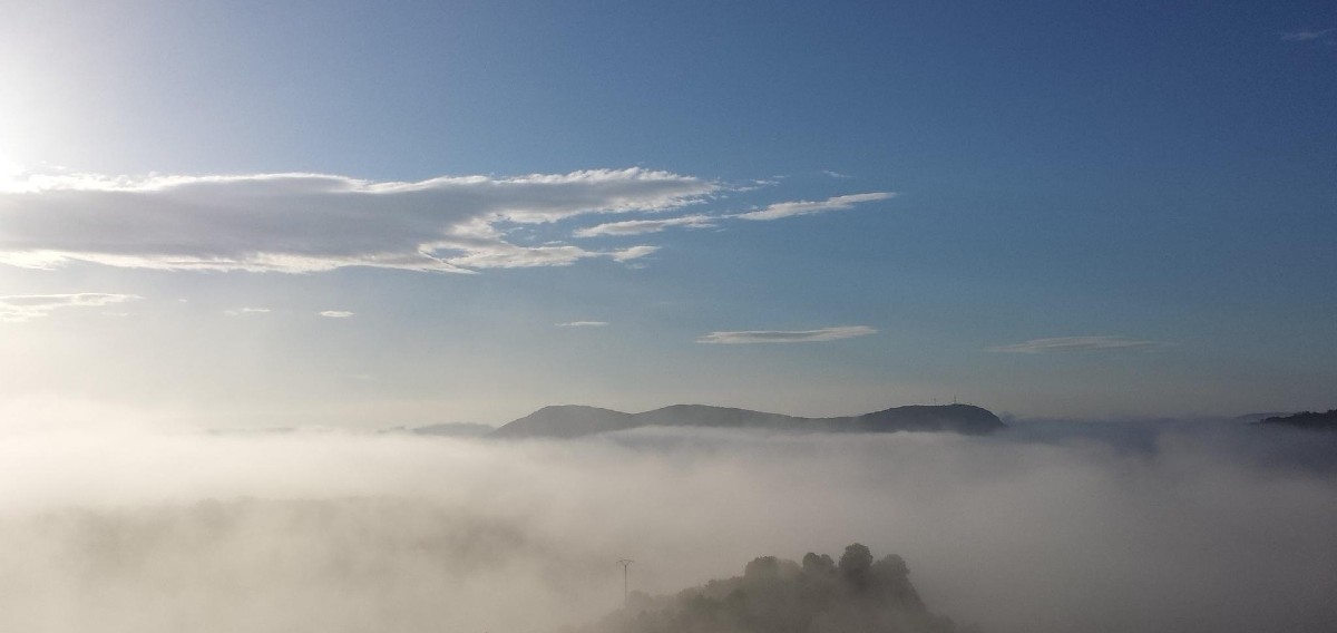 Brume matinale et fumée de cheminée en Ardèche / Photo Fiaschi