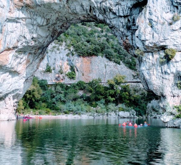 Des canoës sous l'Arche du Pont d'Arc en Ardèche