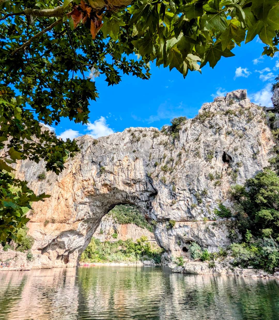 Vue du pont d'Arc depuis la plage de la Combe à la tombée de l'été