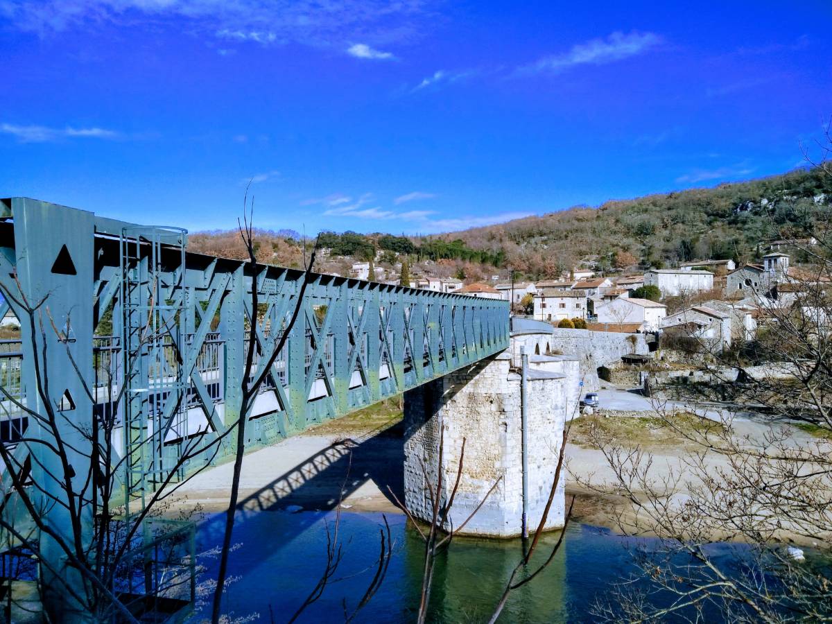 Pont de fer sur l'Ardèche vers le village de Vogue