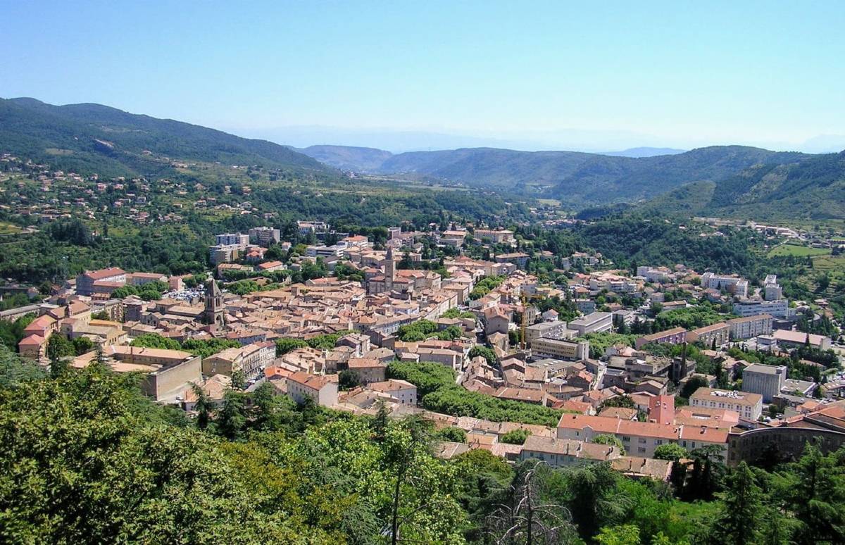 Vue sur le centre ville de Privas et la vallée de l'Ouvèze