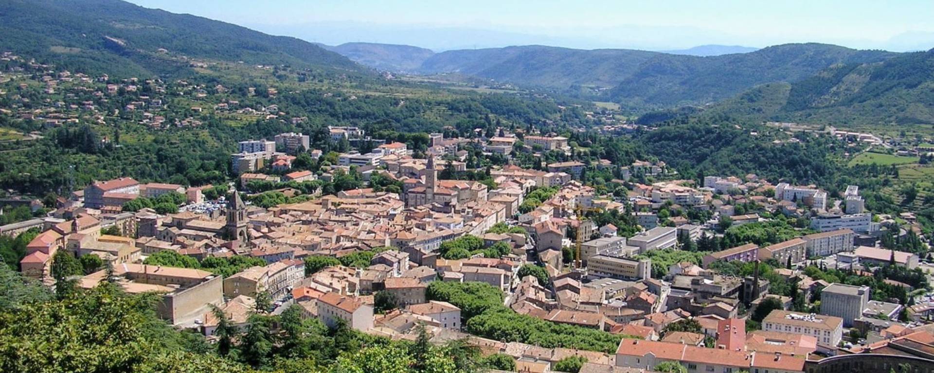 Vue sur la ville de Privas et la vallée de l'Ouvèze en Ardèche