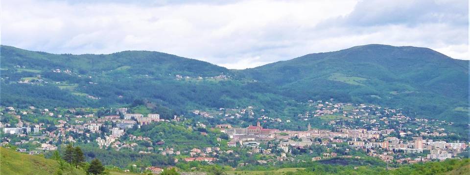 Vue sur Privas, la vallée de l'Ouvéze et les monts en Ardèche