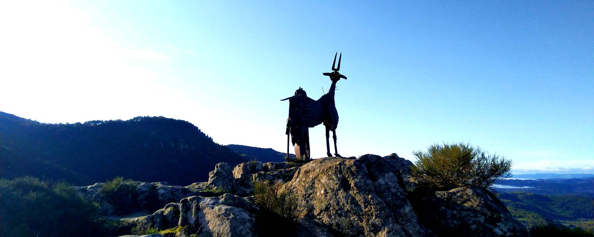 Randonnée en Ardèche, avec vue sur la sculpture chèvre du col de l'Escrinet