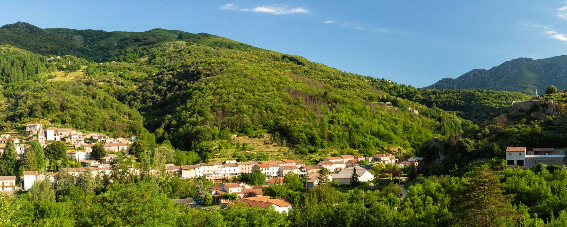 Vue sur le village de Saint-Pierre-de-Colombier en Ardèche et la vallée de la Bourges