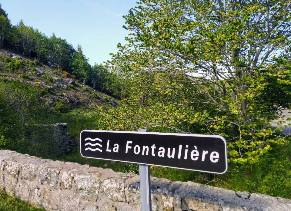 Panneau indiquant la source de la Fontaulière à la Vetide du Pal en Ardèche