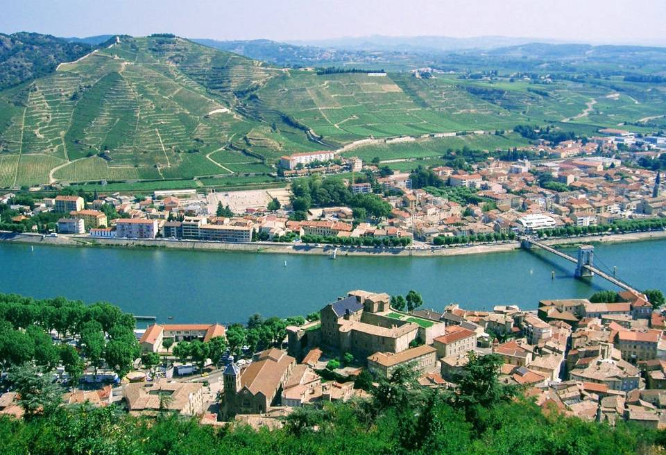 Vue sur Arche Agglo avec Tournon-sur-Rhône, Tain-l'Hermitage et le fleuve Rhône