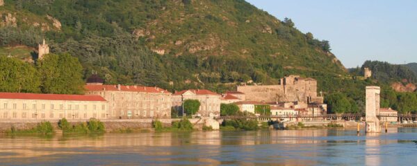 Tournon-sur-Rhône, ville d&rsquo;Ardèche sur les berges du fleuve Rhône (07300)