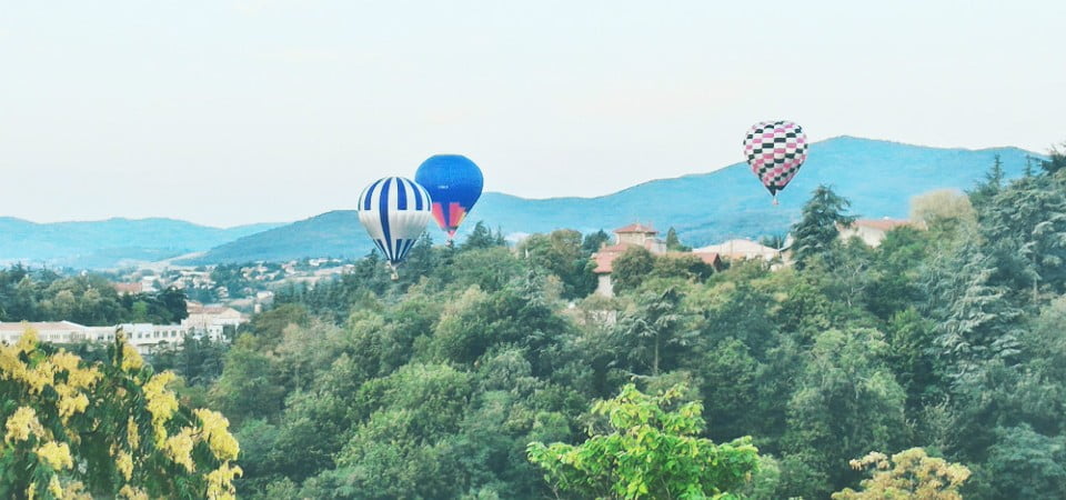 Montgolfières entre Davézieux et Annonay au dessus de la vallée de la Deûme en Ardèche