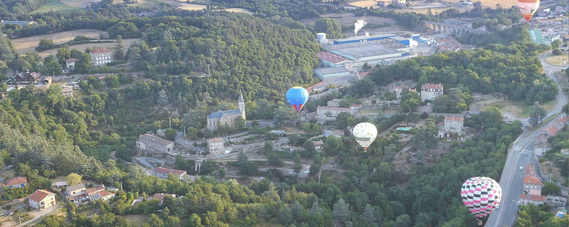 Vue aérienne sur Vidalon et la vallée de la Deûme entre Davézieux et Annonay en Ardèche