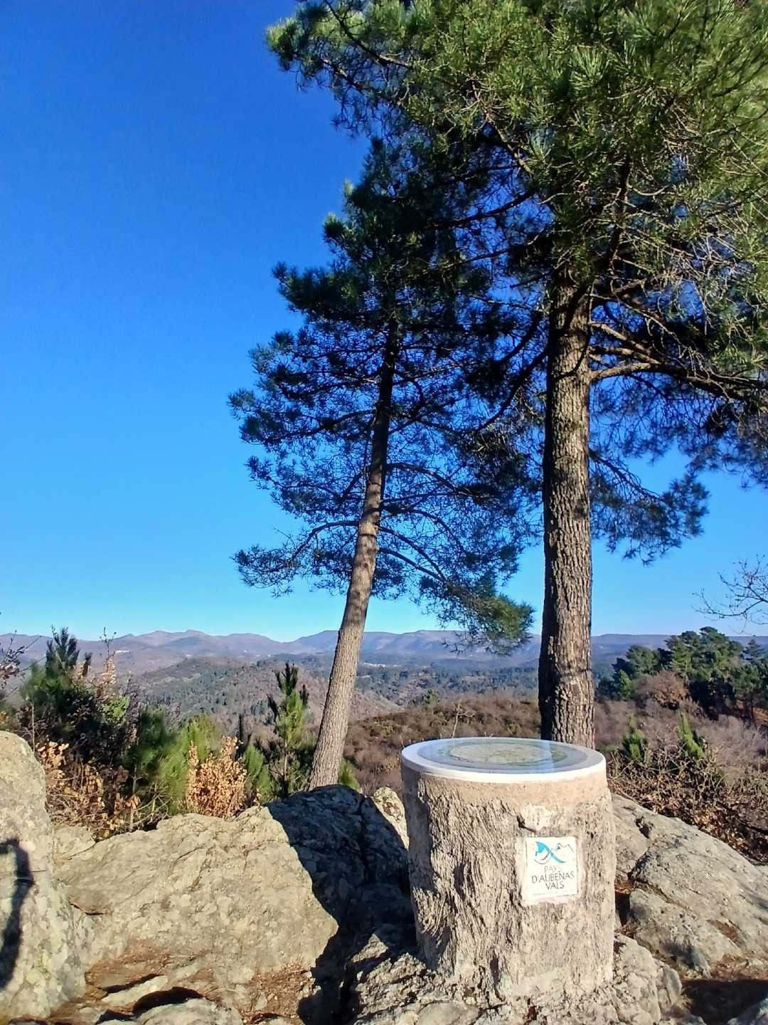 Vue sur les monts du Vivarais et le col de l'Escrinet en Ardèche, au lieu-dit du Rocher des Combes au dessus de Vals-lès-Bains.