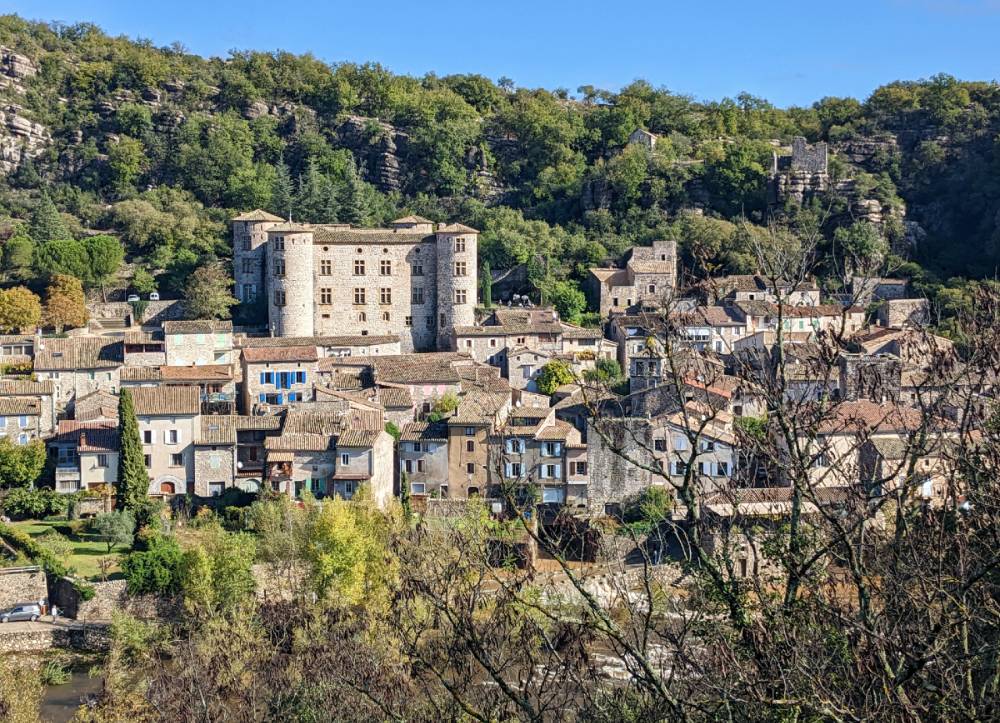Vue sur le château de Vogüé au pied de la rivière de l'Ardèche