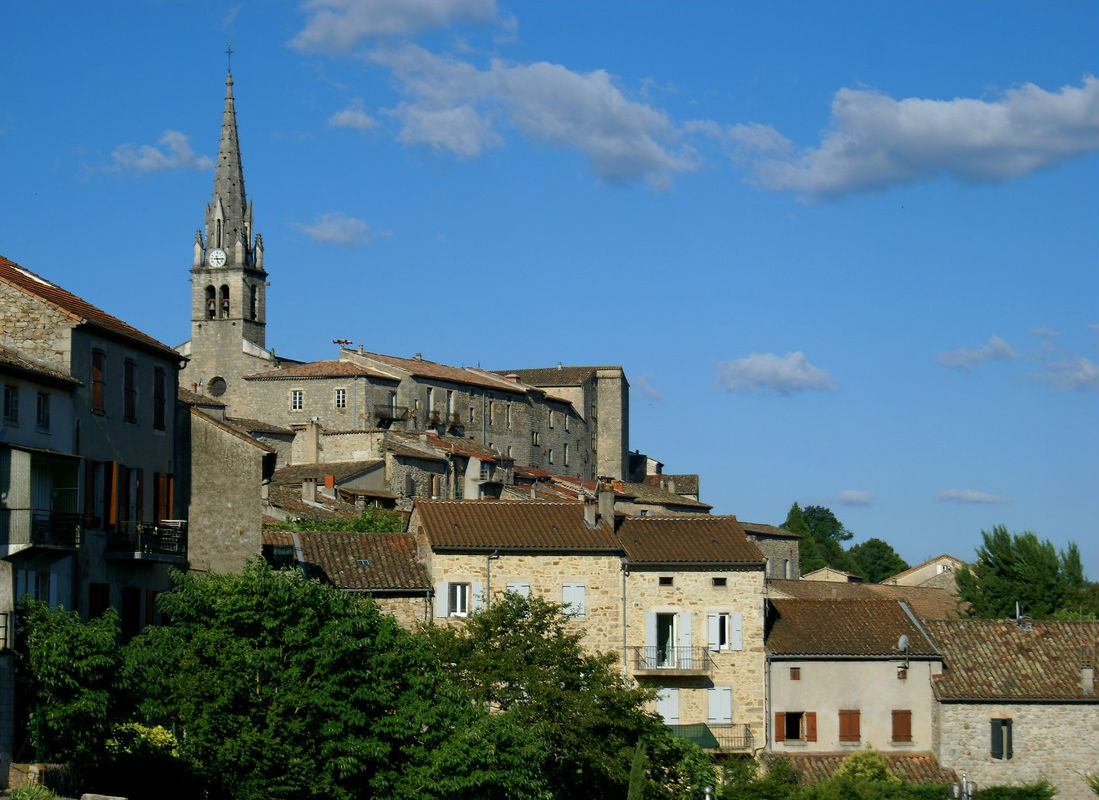 Eglise du village de Joyeuse en Ardèche sud / photo Wikimédiaeuse ardeche