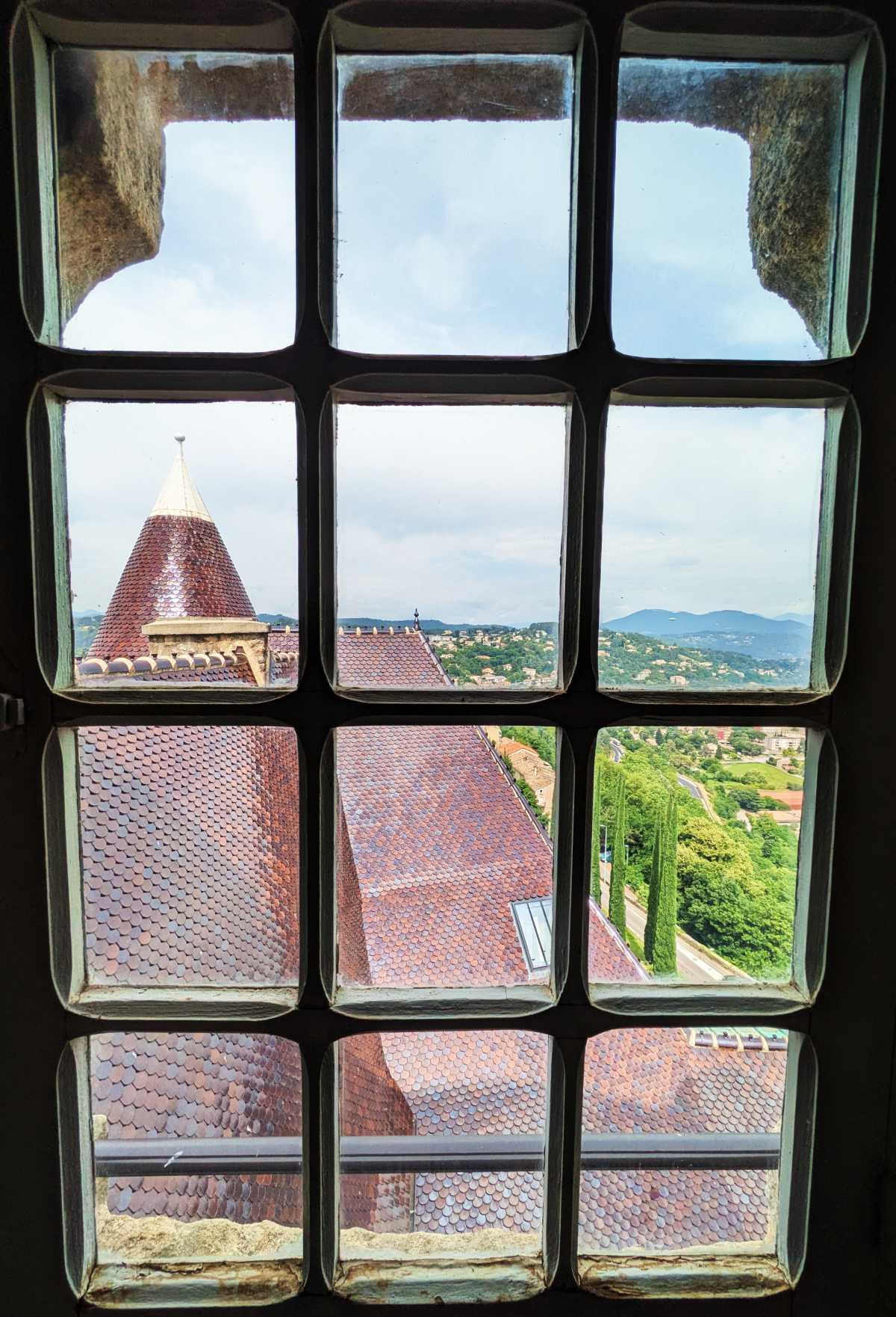 Le toit du château d'Aubenas vue du château
