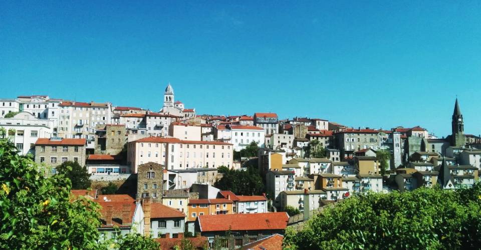 Vue sur le centre ville ancien d'Annonay en Ardèche