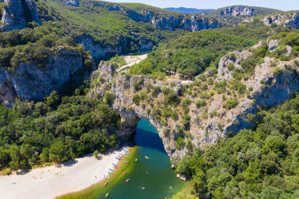 Vue aérienne du Pont d'Arc et de la rivière de l'Ardèche avec des canoës et kayaks