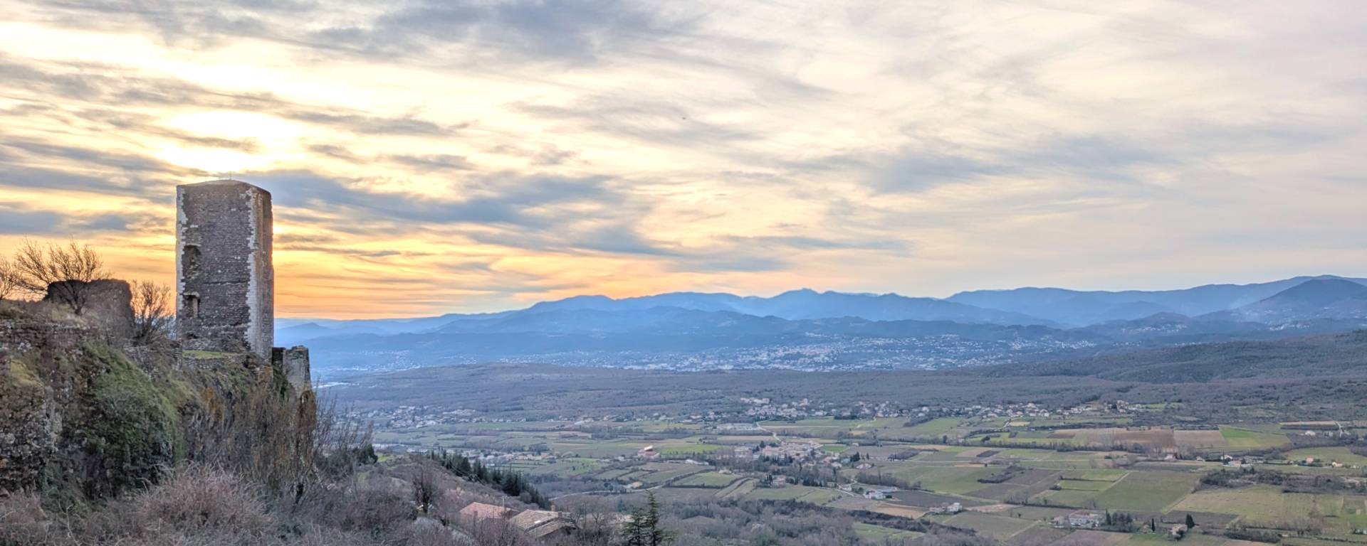 Vue sur la plaine de l'Ardèche et les monts du Vivarais