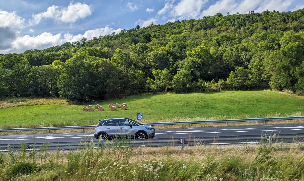 Route et itinéraire en Ardèche : une voiture sur une nationale