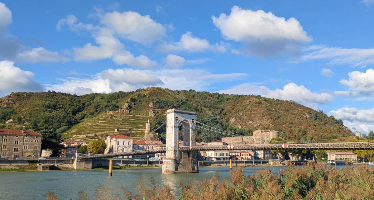 Passerelle Marc Seguin, vue sur Tournon-sur-Rhône en Ardèche face à Tain-l'Hermitage dans la Drôme